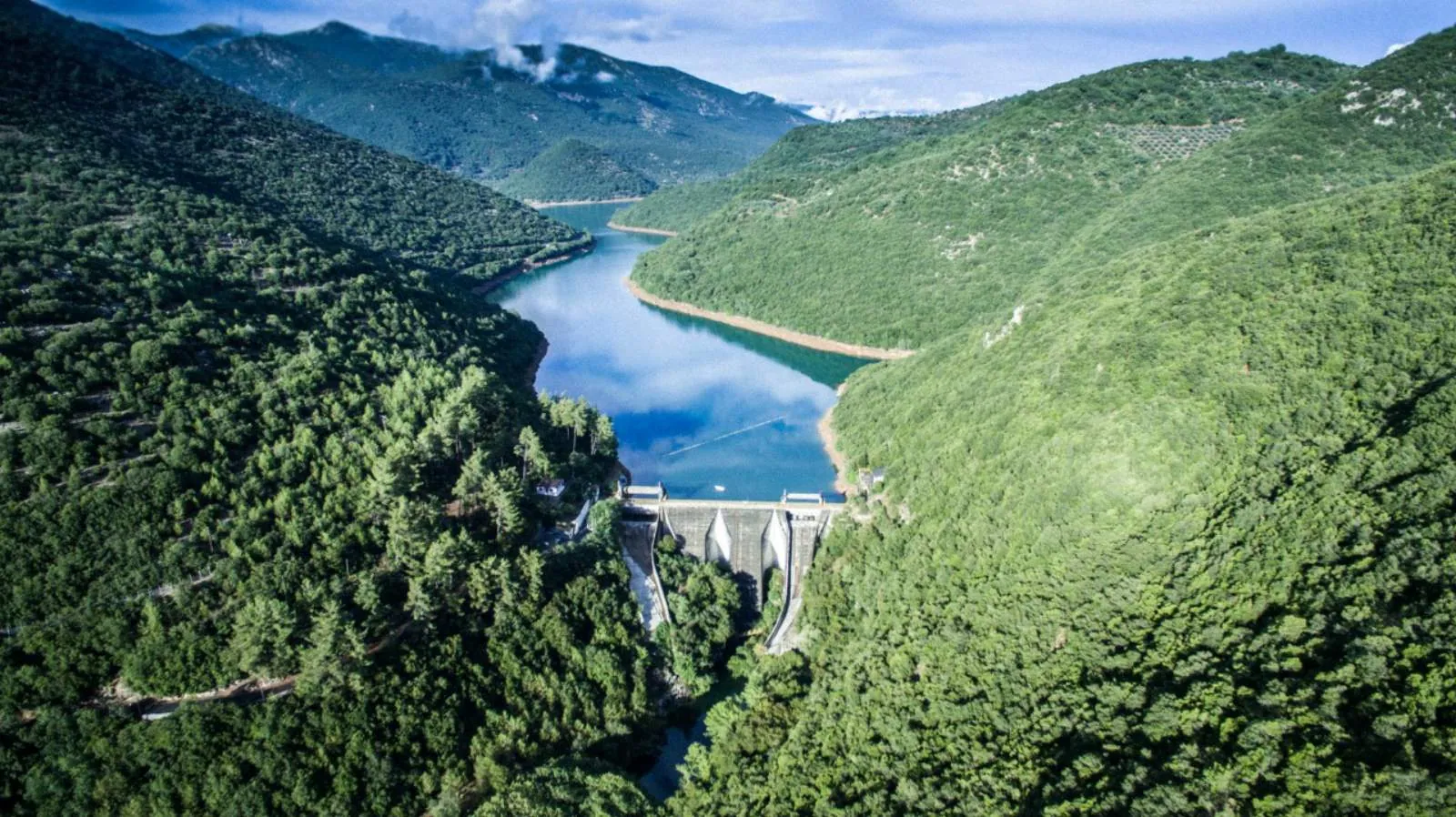 Η λίμνη του Λάδωνα ανάμεσα σε πράσινα βουνά