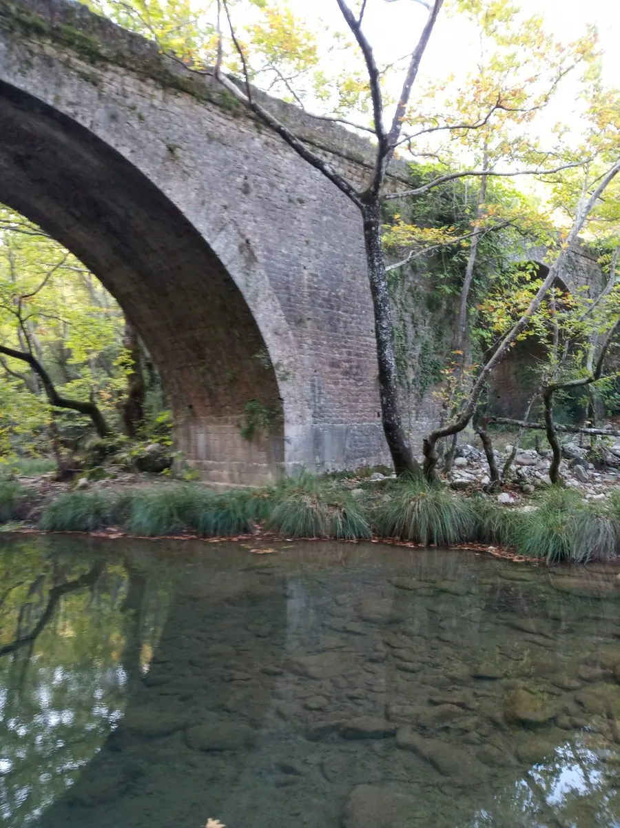 Το πέτρινο γεφύρι πάνω από το ποτάμι